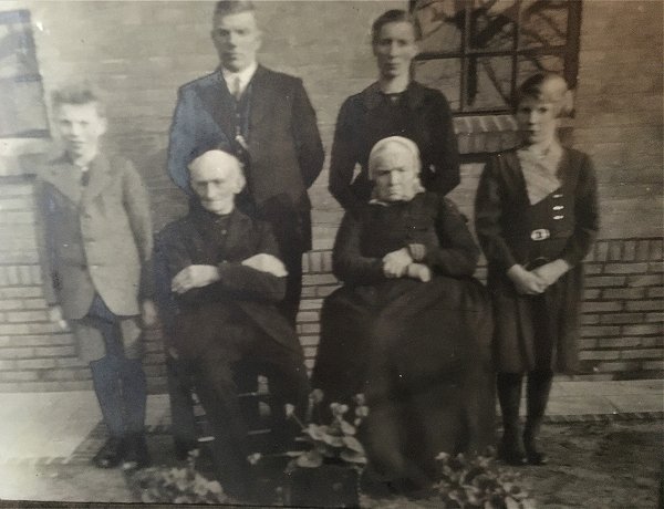 moeder rechts haar broer Wim links boven haar ouders Derk Spelhofen Gerritje Spelhofen Schieven en zitt